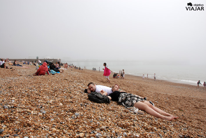 La playa de Brighton con sus caracteristicas pebbles