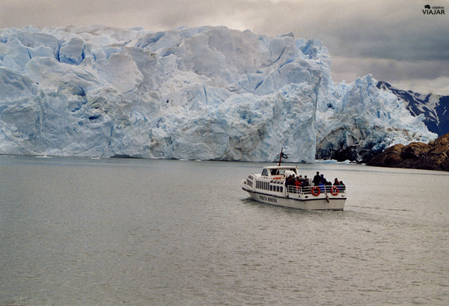 Catamarán en frente del Perito Moreno. Argentina