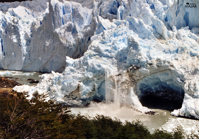 Pequeño desprendimiento del Perito Moreno. Argentina