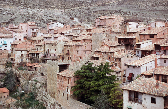 Albarracín, un sueño medieval de yeso rojizo, madera y forja