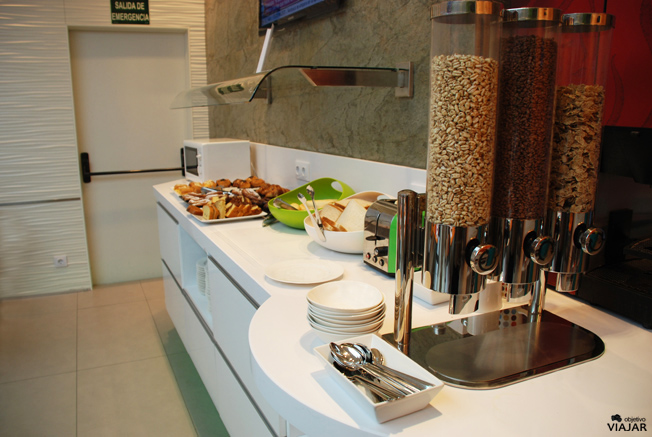 Buffet de desayuno en el Ibis Styles Madrid Prado
