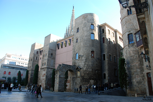 Restos de la muralla romana. Avinguda de la Catedral. Barcelona