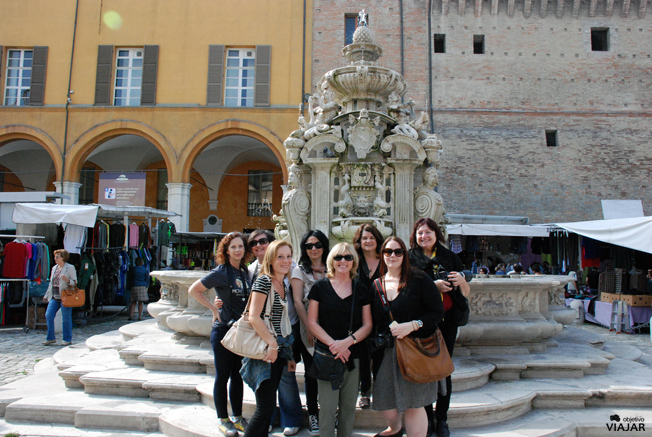 El grupo de blogueras del #buonvivere al completo. Piazza del Popolo. Cesena. Italia