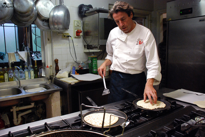 En la cocina de laTrattoria Montepaolo con el chef Franco Gamberini. Dovadola. Italia