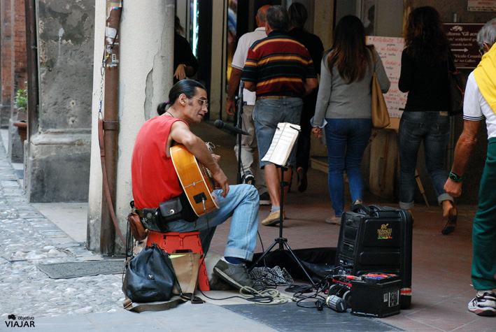 Músico callejero en la Vía Zefferino Re. Cesena. Italia
