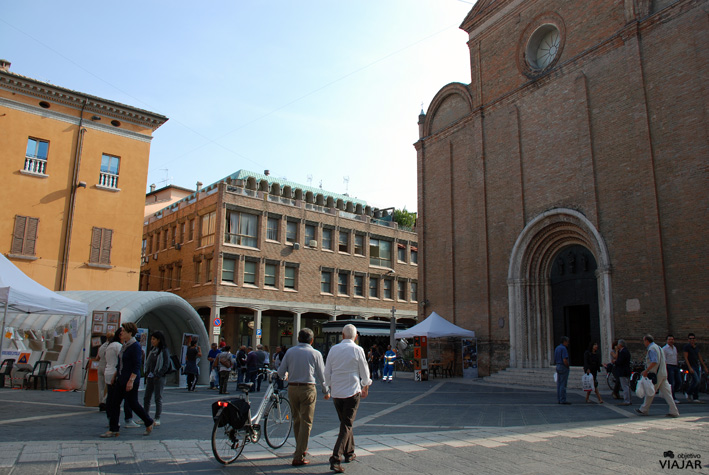 Piazza Giovanni Paolo II y Duomo di San Giovanni Battista. Cesena. Italia