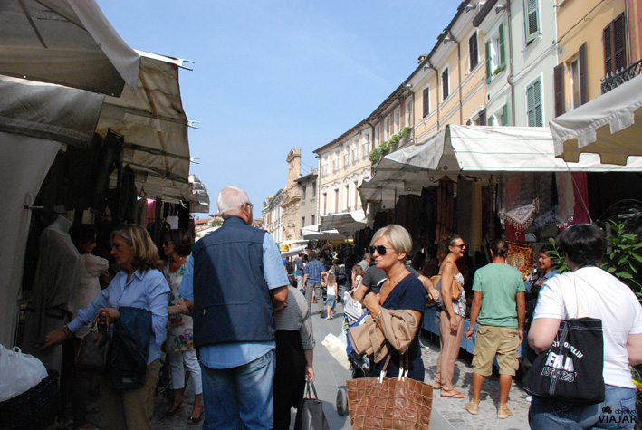 Sábado de mercado en la Piazza del Popolo. Cesena. Italia