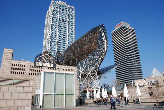 El Hotel Arts, laTorre Mapfre y el pez dorado de Frank O. Gehry. Barcelona