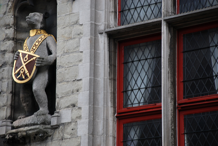 El famoso oso en la fachada de la Casa Poortersloge. Brujas
