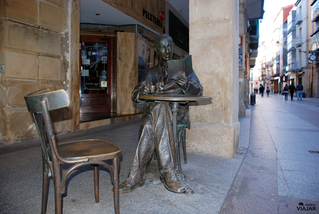 Estatua de Gerardo Diego.  Soria.
