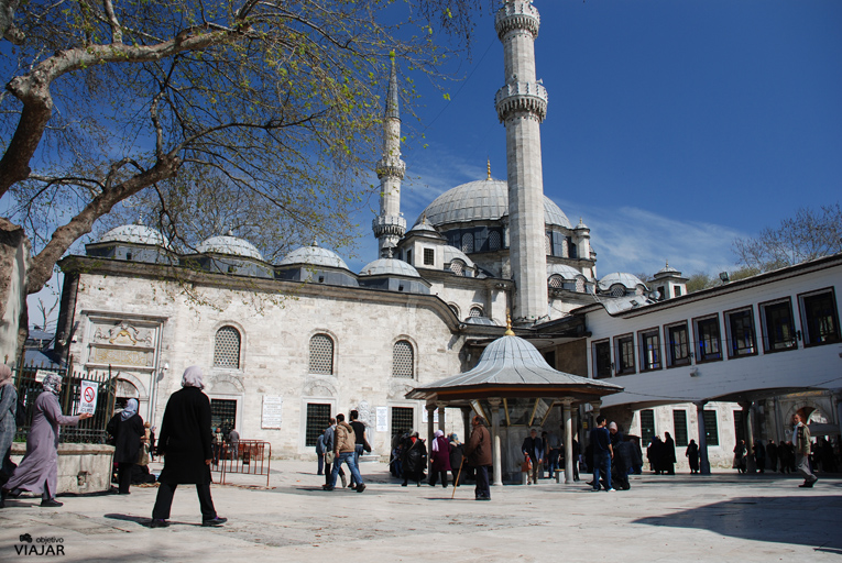 Patio exterior. Mezquita de Eyüp Sultan. Estambul
