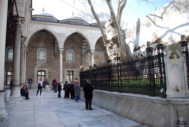 Patio interior de la Mezquita de Eyüp. Estambul