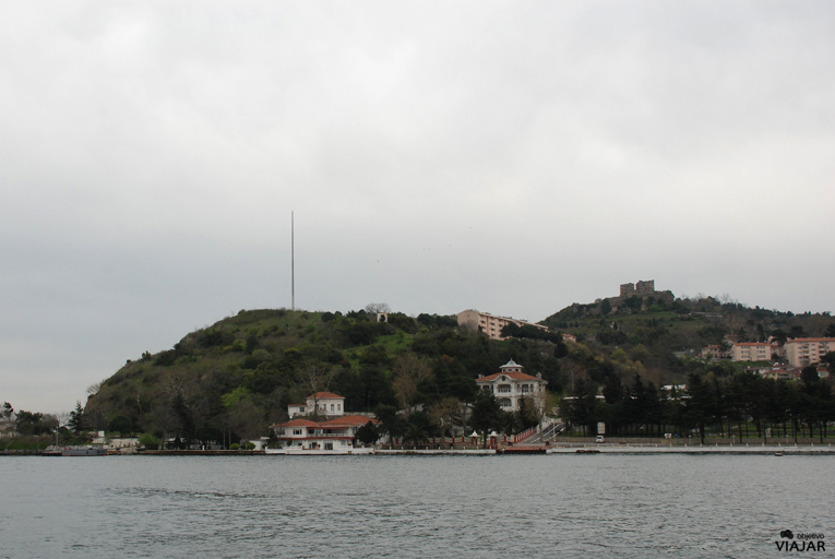 Vista de la Fortaleza de Yoros desde el mar. Anadolu Kavaği