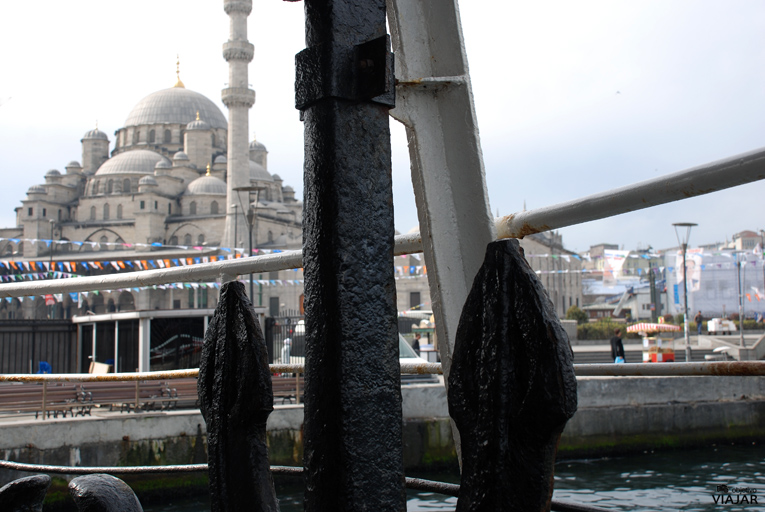 Vista de la Mezquita Nueva desde el barco. Estambul