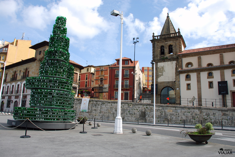 El árbol de la sidra y la Capilla de San Juan Bautista. Gijón