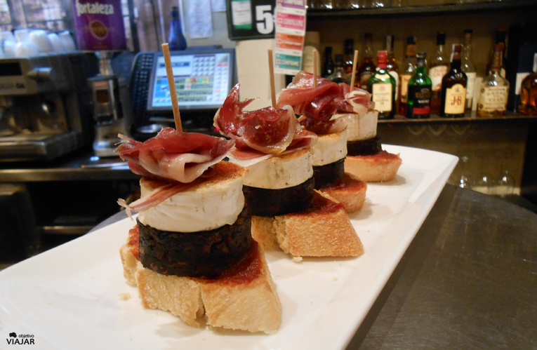 Morcilla de Burgos, queso de cabra y jamón. Restaurante y café Oquendo. Donostia