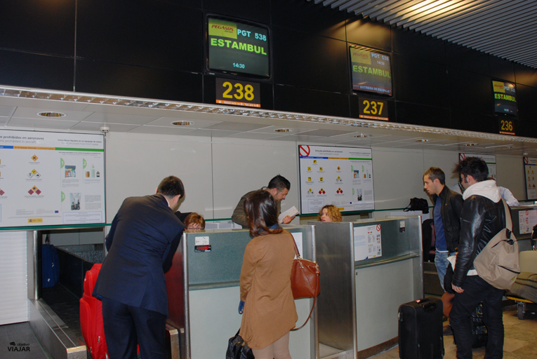 Mostradores de facturacion de Pegasus Airlines. Aeropuerto Adolfo Suarez Madrid-Barajas