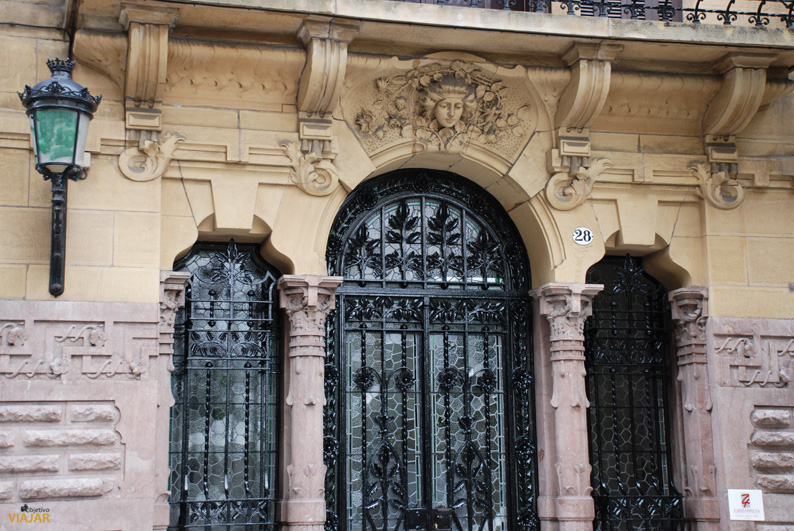 Elegantes fachadas como ésta jalonan la calle Prim. San Sebastián