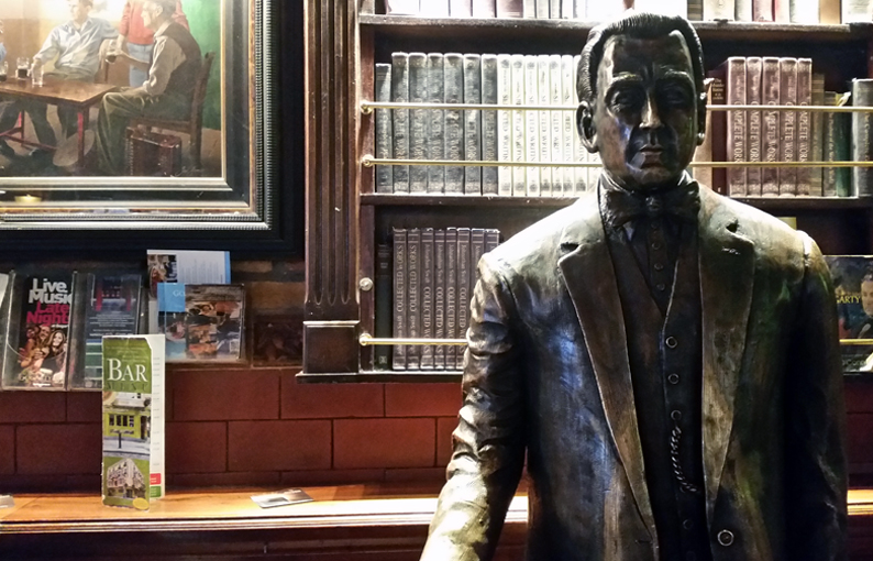 Estatua de Oliver St. John Gogarty. Pubs Dublin