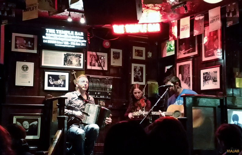 Musicos en The Temple Bar. Pubs Dublin