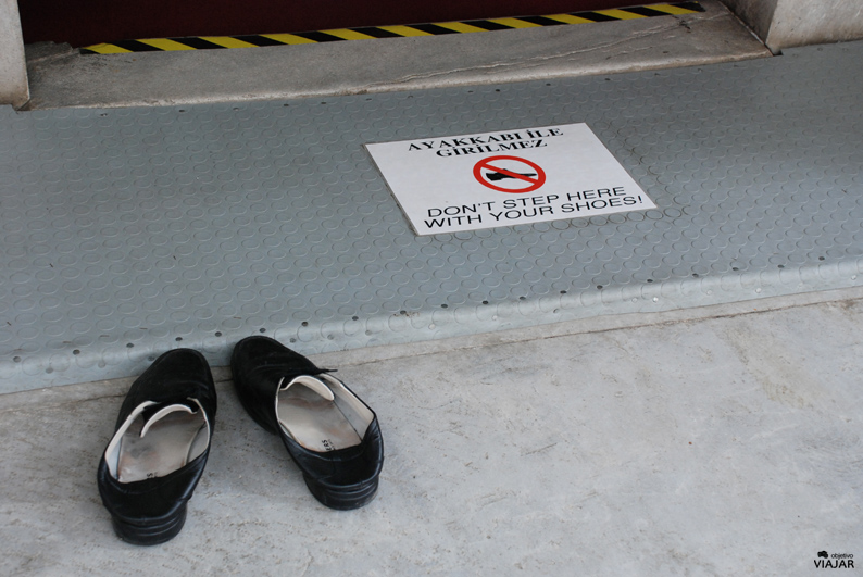 Zapatos en la entrada de una mezquita