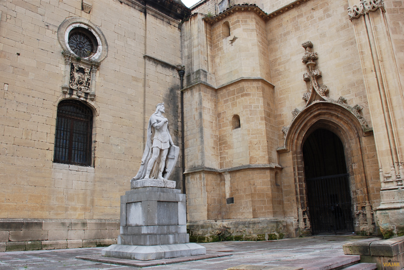 Estatua de Alfonso II, rey de Asturias. Oviedo