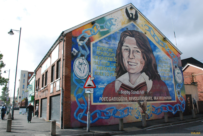 Homenaje a Bobby Sands en Falls Road. Murales de Belfast
