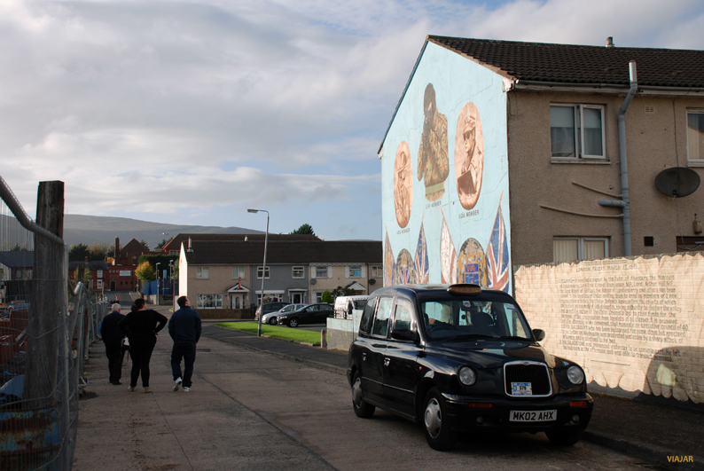 Mural dedicado a grupos paramilitares. Belfast