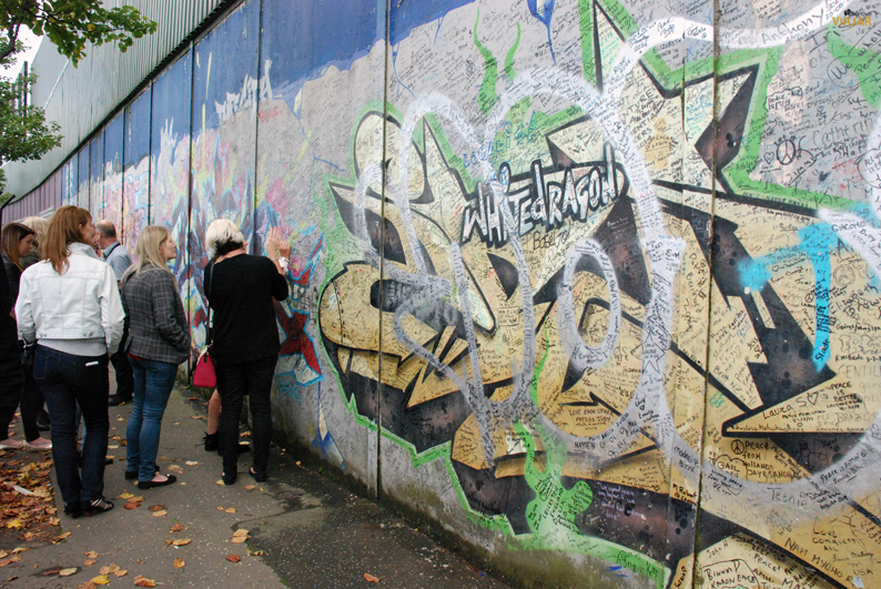 Viajeros de todo el mundo dejan sus mensajes en el Muro de la Paz. Belfast