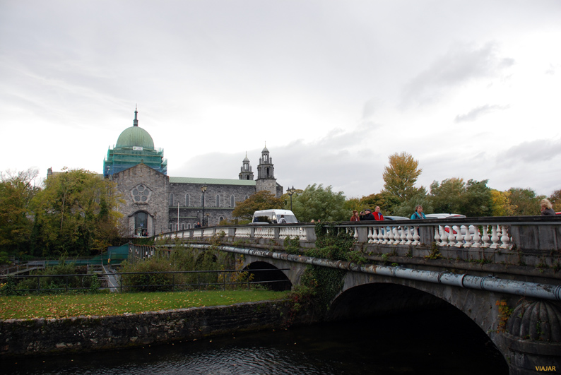 Catedral de Galway desde el Salmon Weir Bridge. Que ver en Galeay