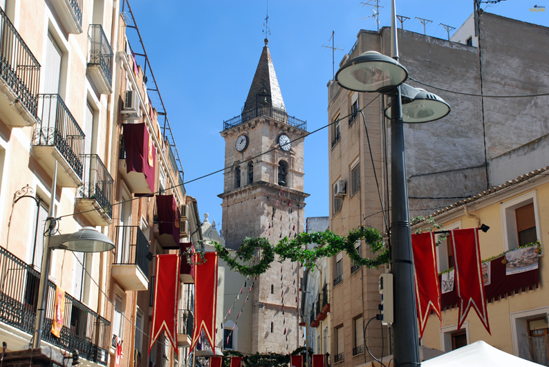 Vista del campanario de Santa María. Fiestas del Medievo. Villena