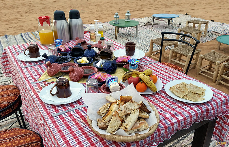 Desayunando en el desierto. Marruecos