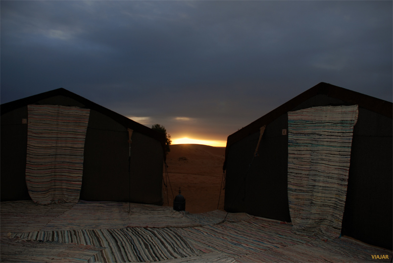 Salida del sol en el desierto de Marruecos