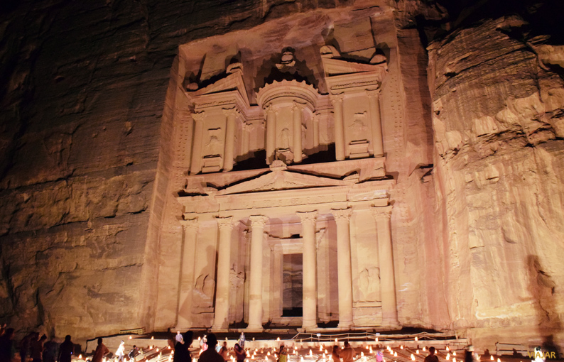 Visitar el Tesoro por la noche es una de las grandes razones para viajar a Jordania