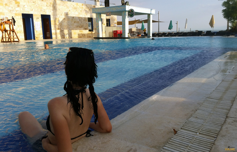 Momento de relax en la piscina del Winter Valley Warwick Resort & Spa. Mar Muerto. Jordania
