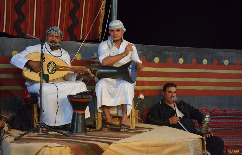 Música árabe tradicional en el Captain's Desert Camp. Jordania
