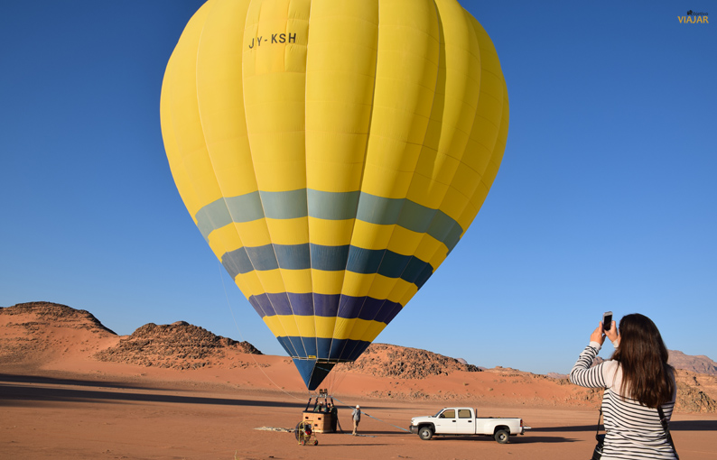 Volar en globo en el desierto de Wadi Rum. Jordania