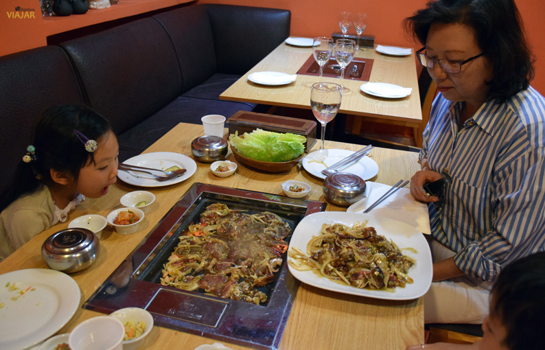 Familia de asiáticos cenando en el restaurante Maru