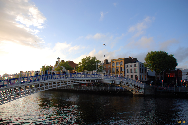 Ha’penny Bridge y el Liffey. Dublin