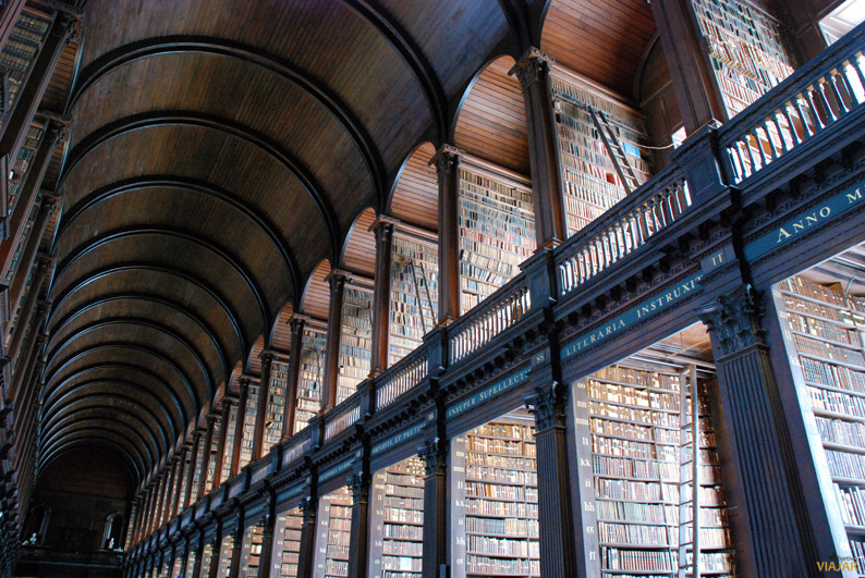 La biblioteca del Trinity College posee la mayor coleccion de manuscritos y libros impresos de Irlanda