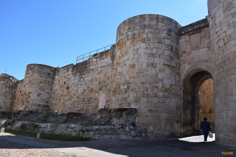 Puerta de Doña Urraca y restos de las murallas. Zamora