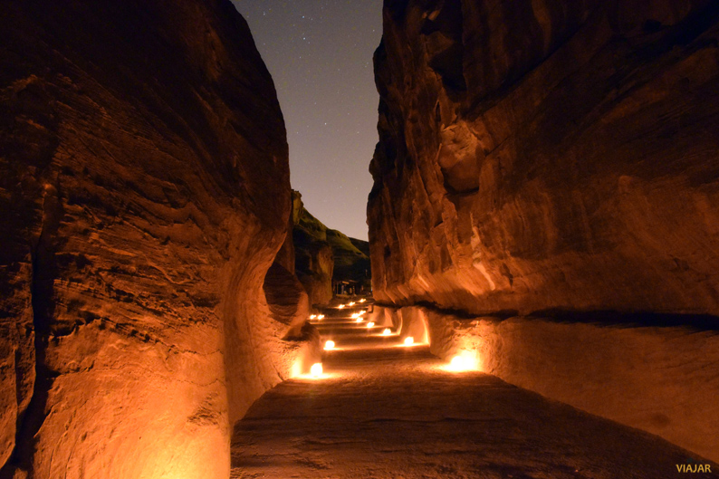 El Siq a la luz de las velas. Petra. Jordania