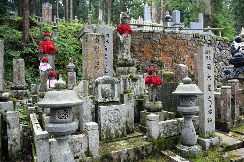 Jizos en el cementerio de Okunoin. Japón