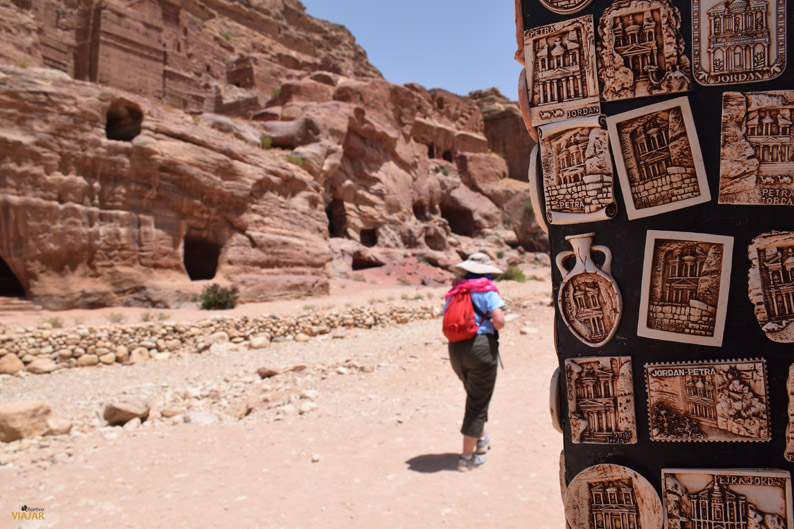 Souvenirs y turistas en Petra. Jordania