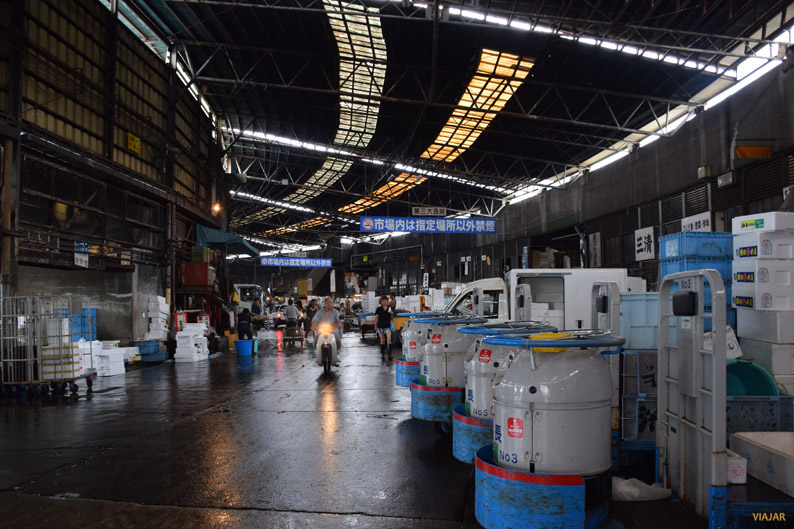 En el mercado Tsukiji se realizan ventas de casi 3.000 toneladas de productos marinos