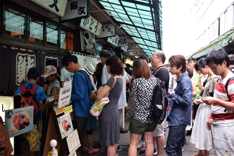 Largas colas para disfrutar del mejor sushi de Tokio. Mercado Tsukiji