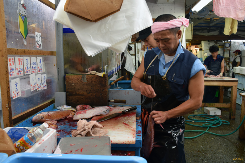 Preparando el pescado. Mercado Tsukiji