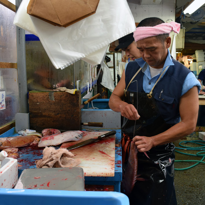 El mercado Tsukiji de Tokio, la mayor lonja de pescado del mundo