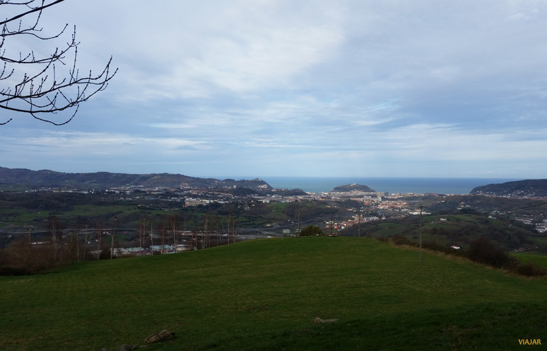 Vistas de San Sebastián desde la ermita de Santiagomendi. Territorio de la Sidra