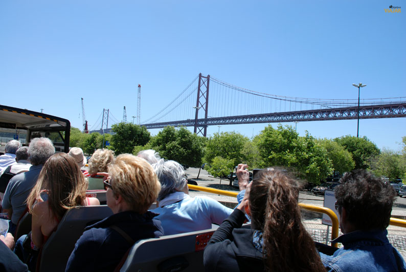 El Puente 25 de Abril desde el autobús turístico. Lisboa